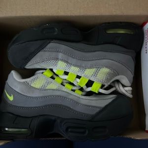 Nike air max toddlers size 8 ..gently used
